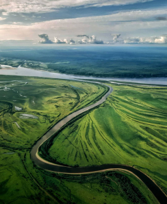 Пейзаж с дрона, изображает как одна река впадает в другую